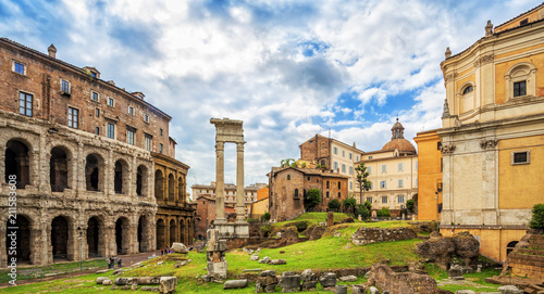 Zdjęcie XXL Theater of Marcellus (Teatro di Marcello) - antyczny teatr na wolnym powietrzu w Rzymie, Włochy. Rzymska architektura i punkt orientacyjny.