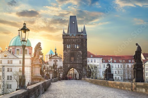 Plakat Widok Charles most w Praga podczas zmierzchu, republika czech. Słynny na całym świecie symbol Pragi.