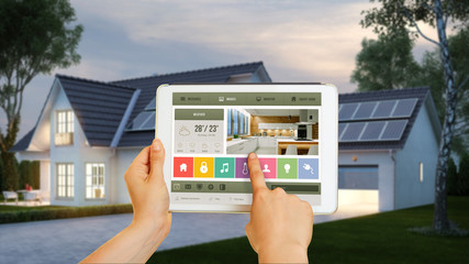 Haus gesteuert mit Smart Home Technologie auf Tablet