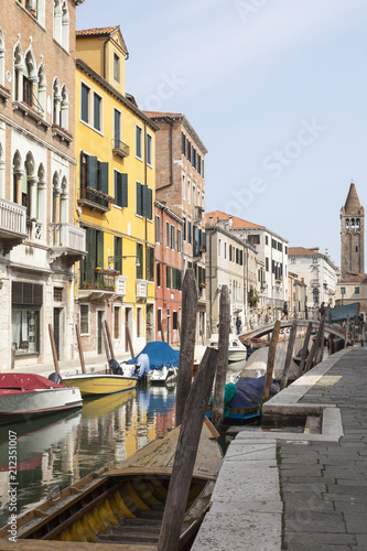 Plakat Rio San Barnaba, Dorsoduro, Wenecja, Wenecja Euganejska, Włochy z odbicia w kanale