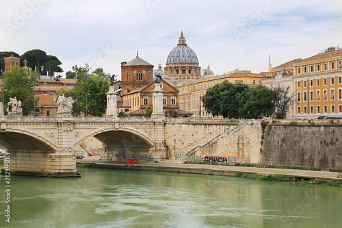 Zdjęcie XXL Ponte Vittorio Emauele II z St Peter bazyliką w tle przez Tiber rzekę w Rzym, Włochy