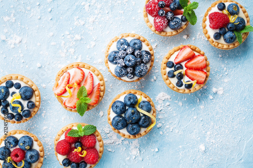 Plakat Zdrowy deser ciasta latem. Berry tartlets lub ciasto z góry sera topionego.