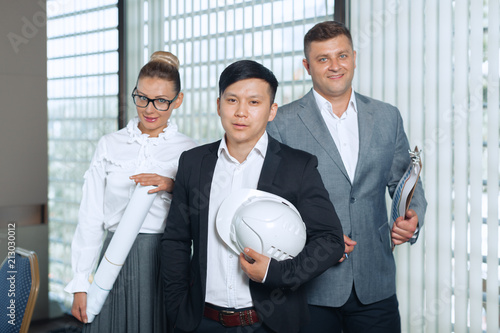 Foto obraz na płótnie canvas jednoczęściowy - Portret grupy profesjonalnego zespołu biznesowego patrząc pewnie w kamerę