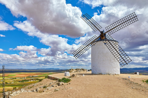 Foto obraz na płótnie canvas jednoczęściowy - Młyn wiatrowy na wzgórzach consuegra, region toledo, castilla la mancha.