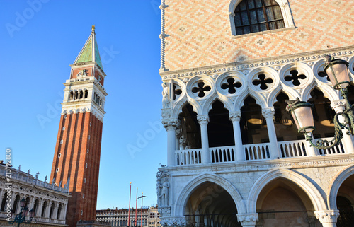 Plakat Ducal pałac i dzwonkowy wierza przy piazza San Marco w Wenecja w Włochy