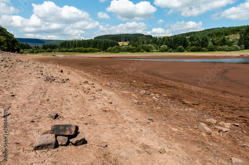 Plakat Wysuszony zbiornik pokazujący właśnie pył i skały podczas letniej fali upałów (Llwyn-On Reservoir)