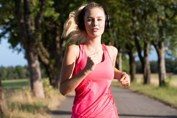 Junge Frau beim Joggen 