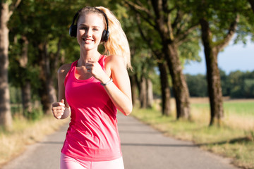 Junge Frau beim Joggen 