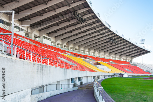 Plakat Puste pomarańcze i koloru żółtego siedzenia przy stadium, wiosłują przejście siedzenie na stadium piłkarskim