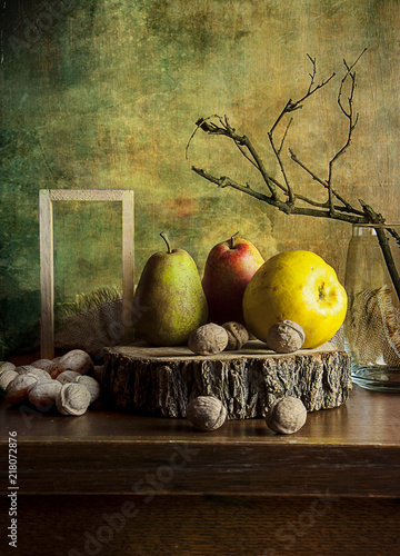 Foto obraz na płótnie canvas jednoczęściowy - Quince, apples, pears on a wooden cut.