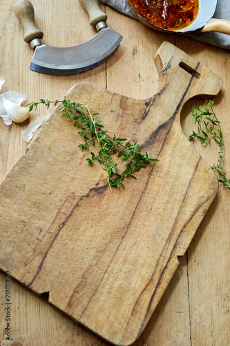 Foto obraz na płótnie canvas jednoczęściowy - Old rustic wooden chopping board with herbs