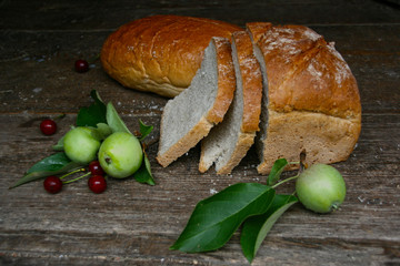 Zdrowa wiejska żywność - zdjęcie smacznego chleba i ekologicznych owoców