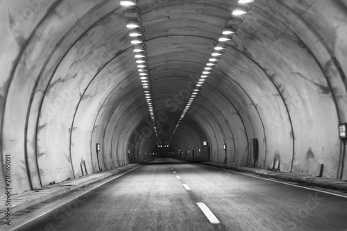 Plakat tunel, architektura, łuk, korytarz, budynek, stary, światło, kościół, pod ziemią, wnętrze, łuki, kamień, opactwo, katedra, kolumna, starożytnych, pałac, średniowieczne, podróży, brama, historyczne, klasztor, cei