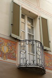 balcone in ferro battuto, facciata antica casa, europa