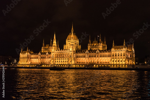 Foto obraz na płótnie canvas czteroczęściowy - "tetraptyk" - Budapest Parliament at Night