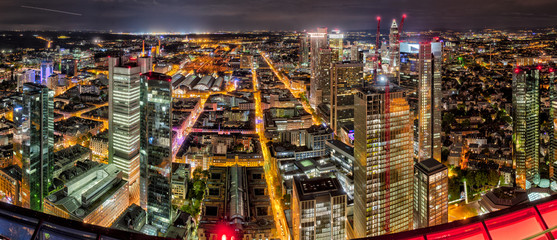 Die Frankfurter Innenstadt mit Bahnhofs- und Bankenviertel bei Nacht und künstlicher Beleuchtung