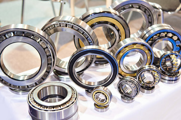 Bearings of different sizes in exhibition