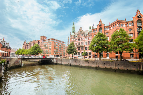 Plakat Widok dzielnicy magazynowej lub Speicherstadt lub Hafencity w Hamburgu, Niemcy, największej dzielnicy magazynowej na świecie i znajdującej się w porcie Hamburg