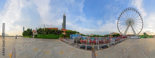 Zdjęcie XXL 360 Panorama Ferris koło przy parkiem rozrywki w zmierzchu czasie