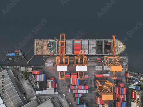 Plakat Statki towarowe wyładowują ładunek w kontenerze na port./ widok z góry