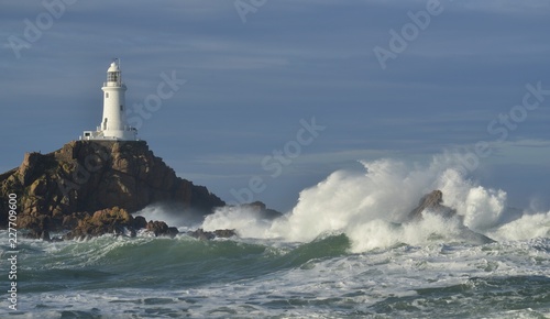 Zdjęcie XXL Latarnia morska La Corbiere, Jersey, Wielka Brytania Storm Callum to wybrzeże.