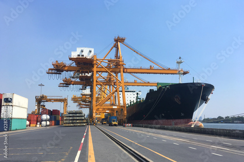 Plakat Port z ładunkiem statku podczas operacji cargo w czasie, jak dla przemysłu, logistyki wysyłki tło.