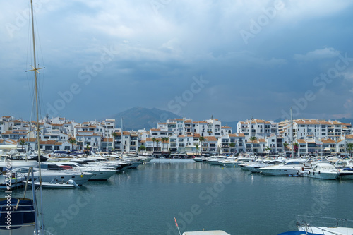 Zdjęcie XXL Puerto Banus, Marbella, Costa del Sol, Hiszpania. Pobielone budynki i sklepy stanowią tło dla tego portu statków morskich każdej wielkości, od małych łodzi do luksusowych jachtów.