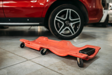 Rolling trolley for work under the bottom of car