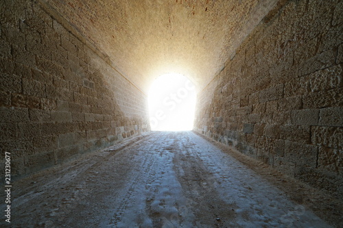 Plakat Wewnątrz tunelu z jasnym światłem na końcu, naturalna scena, L'Ametlla de Mar, Tarragona, Katalonia, Hiszpania