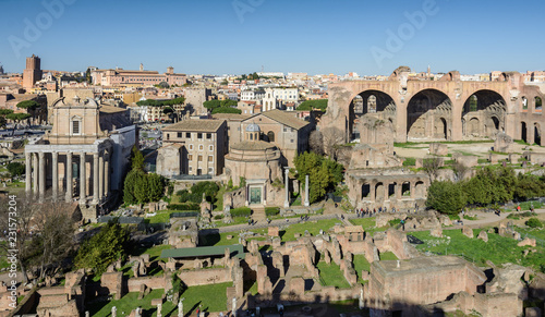 Zdjęcie XXL Widok na Forum Romanum i miasto Rzym z Palatynu. Forum z sąsiednimi budynkami znajduje się w centrum starożytnego Rzymu. Świątynie, łuki, bazyliki i inne budynki.