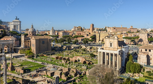 Zdjęcie XXL Widok na Forum Romanum i miasto Rzym z Palatynu. Forum z sąsiednimi budynkami znajduje się w centrum starożytnego Rzymu. Świątynie, łuki, bazyliki i inne budynki.