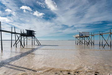 deux cabanes de pêcheur sur pilotis