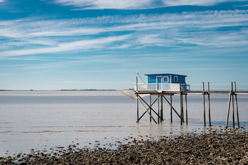 une cabane bleue de pêcheur sur pilotis