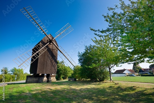 Zdjęcie XXL Drewniany młyński młyn zbudowany w 1629 roku - najstarszy zachowany wiatrak w Danii, Svaneke, wyspa Bornholm