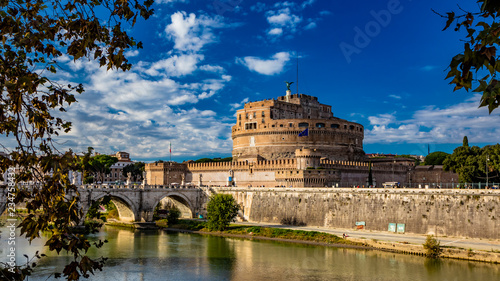 Zdjęcie XXL Mauzoleum rzymskiego cesarza Hadriana, zwykle znane jako Castel Sant'Angelo, z tytułowym mostem i rzeką Tyber w Rzymie, niedaleko Watykanu. Był używany przez papieży jako twierdza i zamek