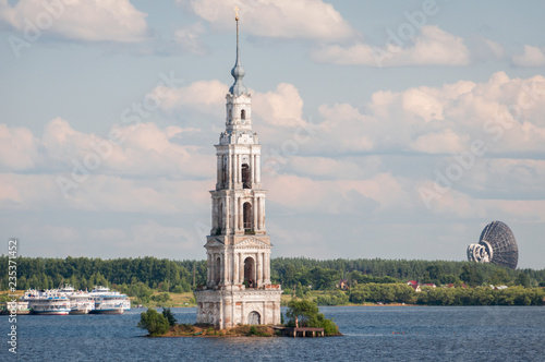 Plakat Kalyazin, Tver Oblast, Federacja Rosyjska - 13 lipca 2013: Flooded Bellfry - The Kalyazin Bell Tower