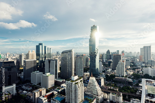 Plakat Nowożytny budynek w Bangkok dzielnicie biznesu przy Bangkok miastem z linią horyzontu przy wieczór, Tajlandia.