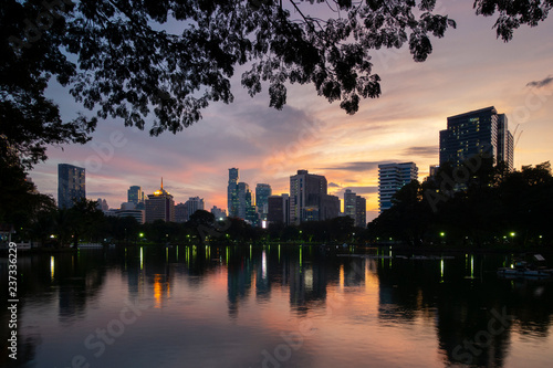 Plakat Bangkok miasta piękna linia horyzontu o zmierzchu, oglądanie z Lumphini Park z turystą podróżują tutaj.