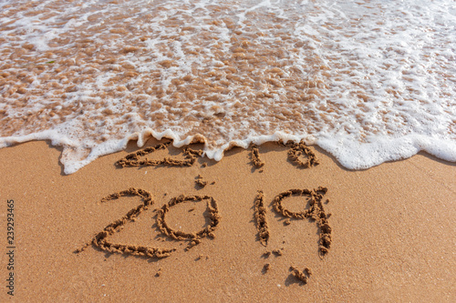 Plakat 2018 i 2019 na falach oceanu piaszczystej plaży. Koncepcja nowego roku