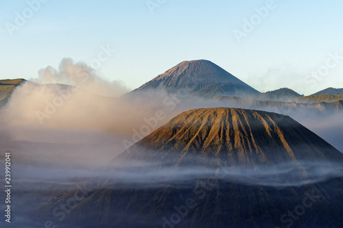 Plakat Zobacz w świetle poranka na wulkanicznej górze w otoczeniu chmur i mgieł o silnie ustrukturyzowanych flankach - Lokalizacja: Indonezja, Jawa, Mt. Bromo