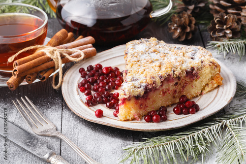 Plakat Bożenarodzeniowy owoc tort, pudding na bielu talerzu. Świąteczne dekoracje