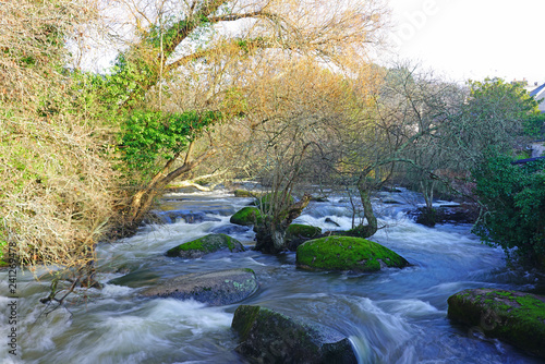 Plakat Widok dnia rzeki Aven przepływającej przez głazy w Pont-Aven, Brittany, Francja
