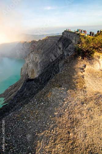 Plakat Turyści stoją brać obrazki przy Kawah Ijen na Lipu 13,2018 w Wschodnim Jawa, Indonezja.