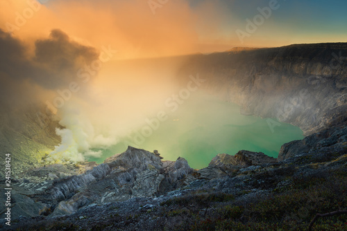 Plakat Krajobraz Kawah Ijen krater Indonezja przy wschodem słońca, Piękna scena naturalny Ijen wulkanu krater, podróży podróżny miejsce przeznaczenia w Indonezja, Przygoda plenerowa aktywność.