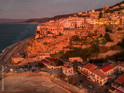 Plakat Widok z lotu ptaka Pizzo Calabro, jetty, kasztel, Calabria, turystyka Włochy. Panoramiczny widok z morza. Sunset. Domy na skale. Na klifie stoi zamek aragoński