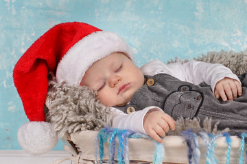 schlafendes Baby mit Weihnachtsmütze
