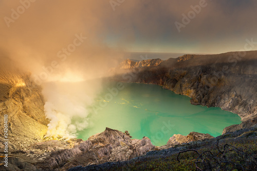 Plakat Krajobraz Kawah Ijen krater Indonezja przy wschodem słońca, Piękna scena naturalny Ijen wulkanu krater, podróży podróżny miejsce przeznaczenia w Indonezja, Przygoda plenerowa aktywność.