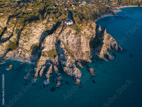 Plakat Widok z lotu ptaka Capo Vaticano, Calabria, Włochy. Ricadi. Faro. Wybrzeże bogów. Cypel z wybrzeża Kalabrii. Strzępiasta linia brzegowa od zatoczek plaż i zatoczek. zachód słońca