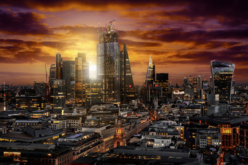 Sonnenaufgang hinter der City von London mit den modernen Wolkenkratzern und Bürogebäuden, Großbritannien