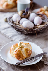 Oster-Brunch - Süßer kleiner Osterkranz  und Osterdekoration, gedeckter Tisch zu Ostern